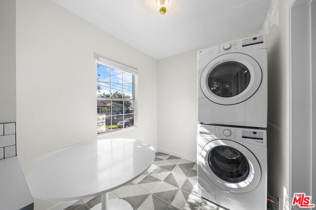 Foto del edificio - 951 N Hoover St