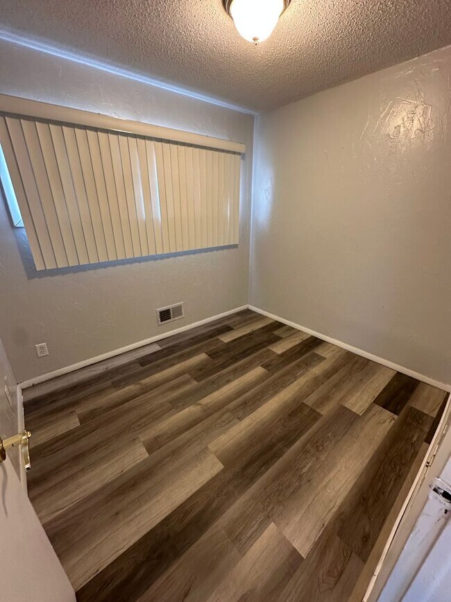 Foto del edificio - 4 bedrooms 1 bathroom