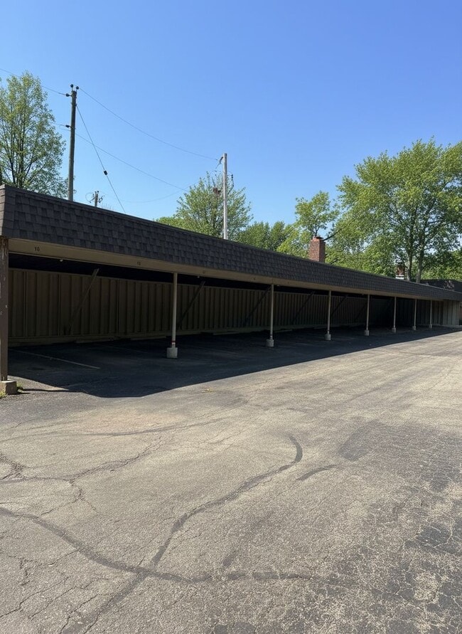 Building Photo - Fantastic Centrally Located Condo