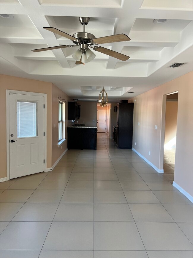 Entrada principal con comedor - 700 E Juarez Ave