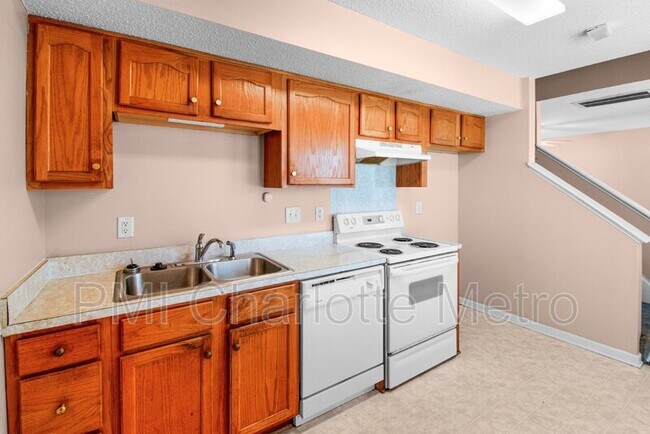 Building Photo - 6550 Lynmont Dr