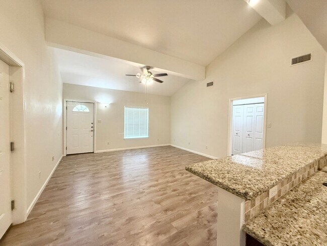 Foto del edificio - Beautiful  3/2/2 Recent Construction Near ...
