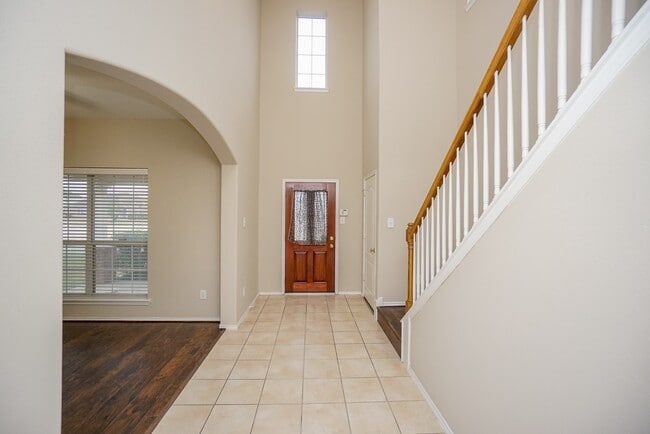 Building Photo - 1323 Colonial Manor Dr