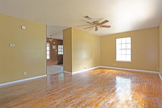 Building Photo - 302 N Beauregard St