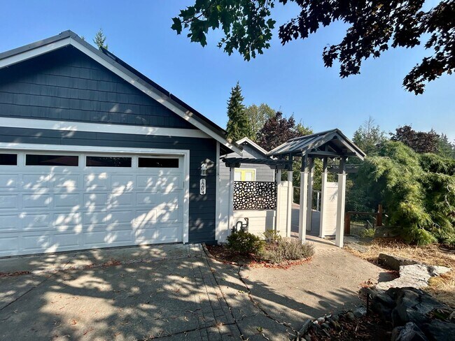 Building Photo - 1204 Clearbrook Pl