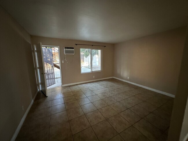 Foto del edificio - 14424 Flallon Ave