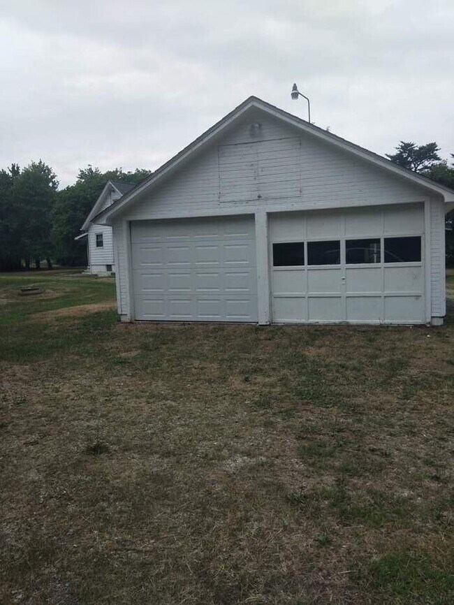 Building Photo - AVAILABLE NOW! - 2302 - 2306 Dime Road, Fo...