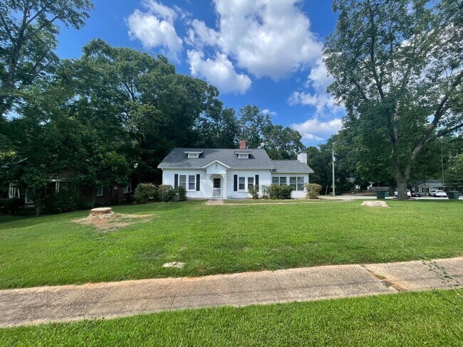 Building Photo - Beautiful 3 Bedroom House in Seneca Availa...