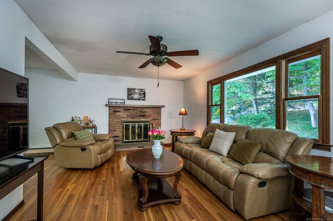Foto del edificio - 254 Candlewood Lake Rd N