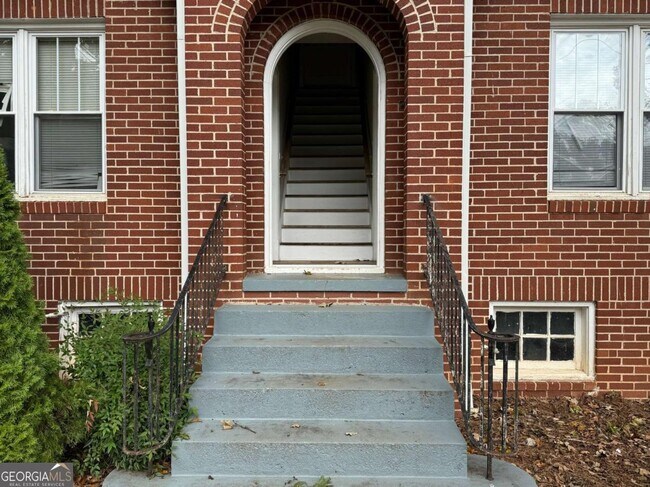 Building Photo - 300 Forrest Ave