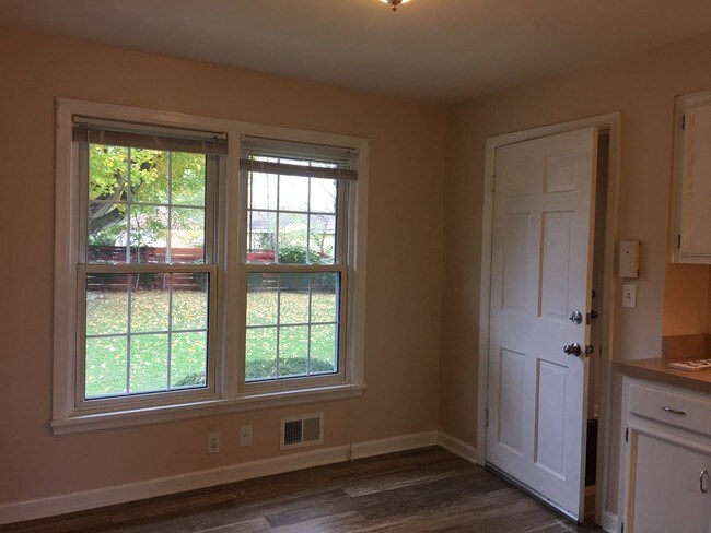 Building Photo - 2 br, 1 bath Apartment - 10400 Deering Road
