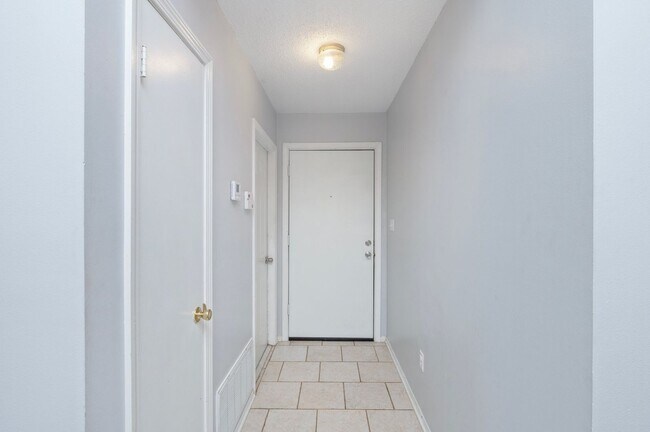 Building Photo - Cozy Home in Navarre!