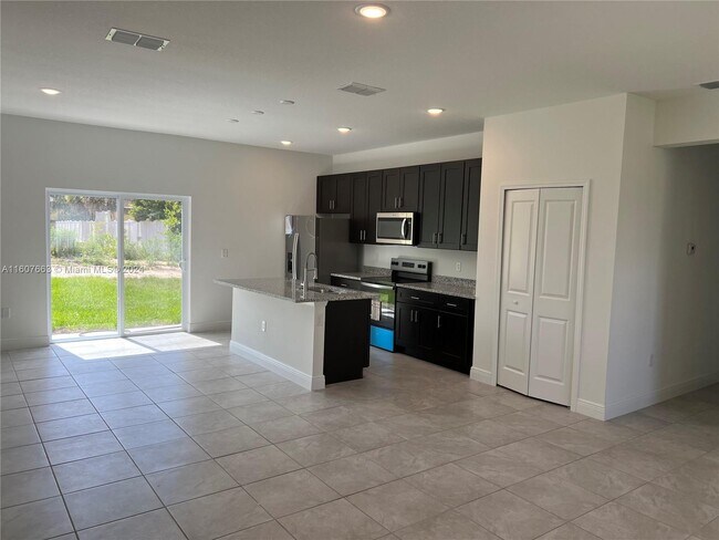 Building Photo - 4413 SW 155th Place Rd