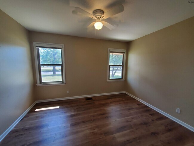 Building Photo - 4402 Phillips Dr