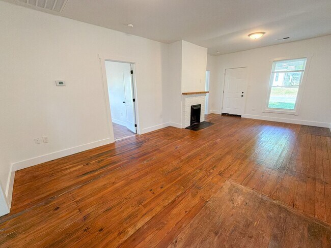Building Photo - Historic Saint Elmo Charm with Modern Updates – 2 Bed, 2 Bath - Half Off Your First Month's Rent!