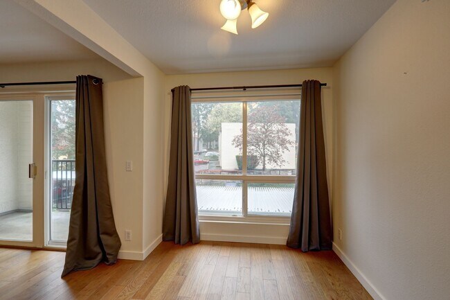 Foto del edificio - Prime Bellevue Location | 2 Bed Condo + Garage + Pool