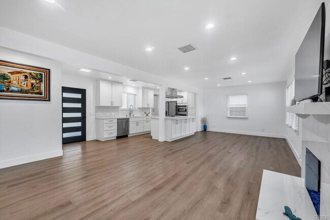 Building Photo - 6852 Claire Ave