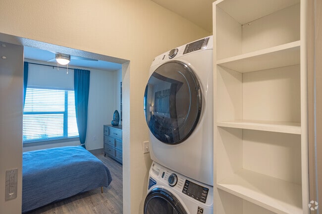 1BR, 1BA - 780SF - Broadvue Apartments