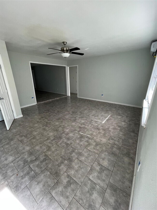 Foto del edificio - 8321 Homewood Ln