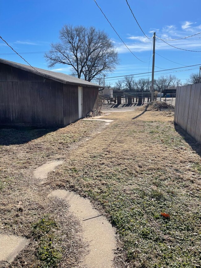 Building Photo - 1401 Yuma St