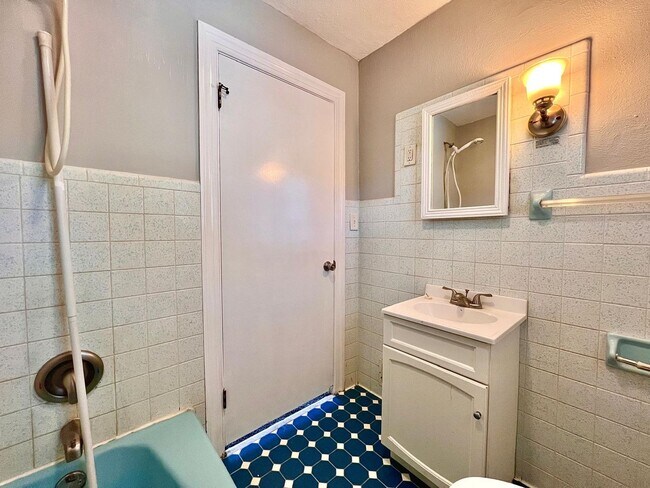 Building Photo - Charming 2-Bedroom Rental in River Park, S...
