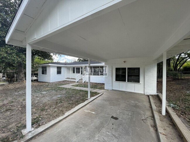 Foto del edificio - Newly updated 3 Bedroom 2 Bath located in ...