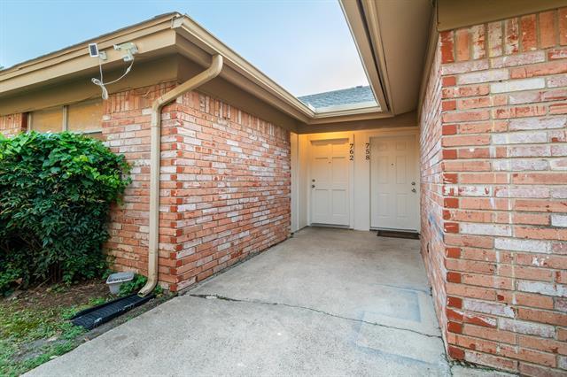 Building Photo - 756 E Pecan St
