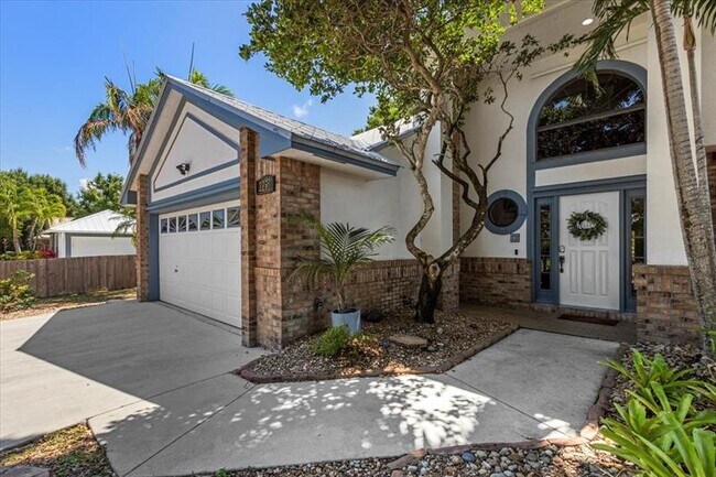 Building Photo - 2250 SE Country Club Ln