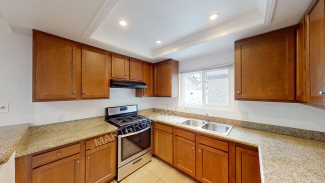 Building Photo - Beautiful 3 Bedroom Detached Duplex