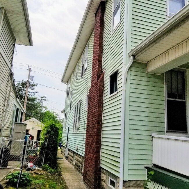 Side view - 221 Olentangy St