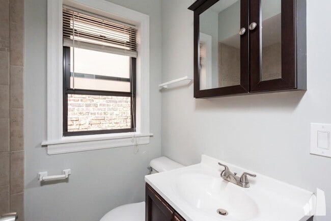 Building Photo - 1 bedroom in Chicago IL 60657