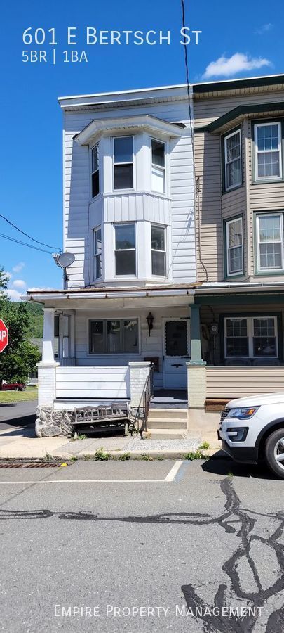 Building Photo - 5 Bedroom / 1.5 Bath Home in Lansford!