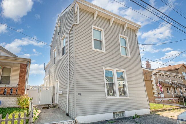 Building Photo - 218 Walnut St