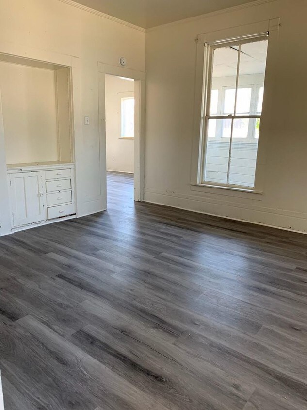 Building Photo - Spacious Craftsman Style Home