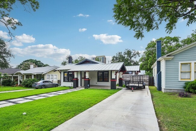 Building Photo - RENOVATED MAHNCKE PARK GEM WITH POOL!!