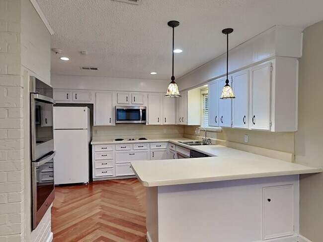 Building Photo - 7709 Silveridge Dr