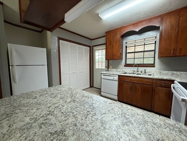 Building Photo - 2/2 Right at the Front of BREWSTER ESTATES w/ FENCED YARD!