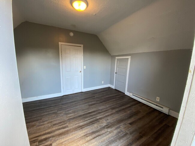 Building Photo - 518 S Rose St
