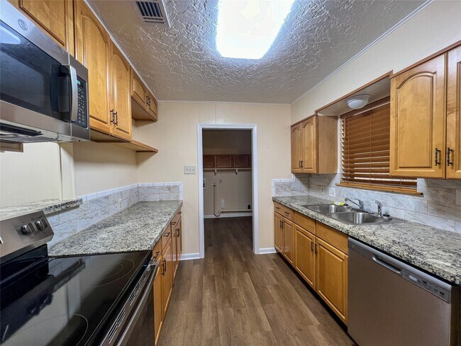 Foto del edificio - 8610 Overhill Ln