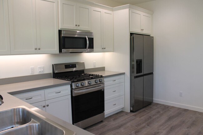 Foto del edificio - New and clean rear unit in duplex