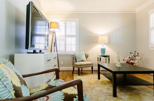 Foto del edificio - 3027 St Anne's Ln NW