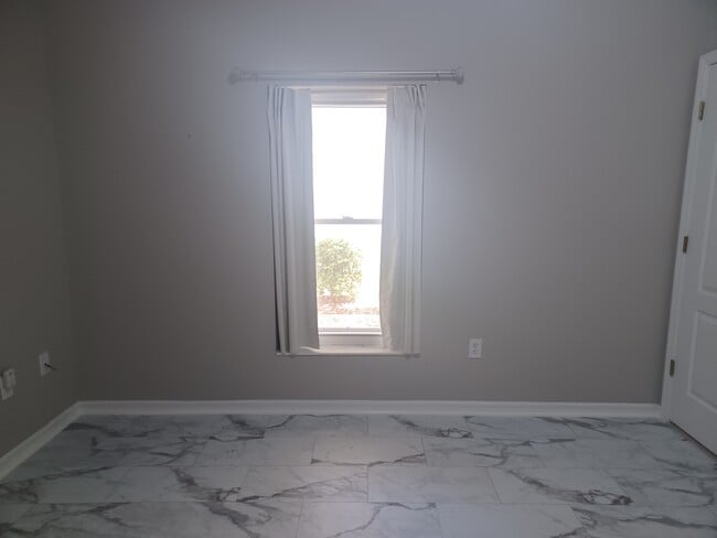 Foto del edificio - 2250 Candlewood Ln E