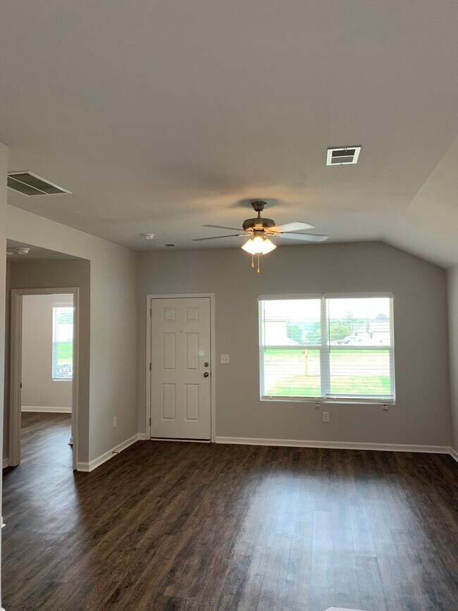 Foto del edificio - *Pre-Leasing*  Three Bedroom | Two Bath Ho...