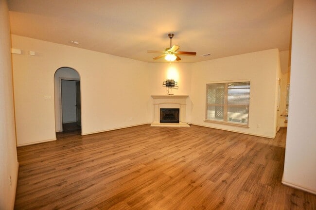 Foto del edificio - FOR LEASE! (Available October 20th) Spacio...
