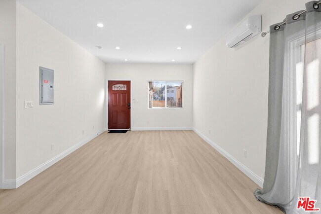 Foto del edificio - 2445 Harwood St