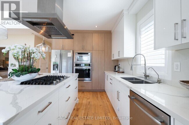 Building Photo - 15724 Hurontario St
