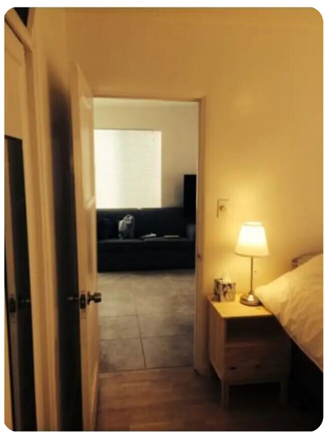 Dormitorio con vista a la sala de estar - 3990 Strandway