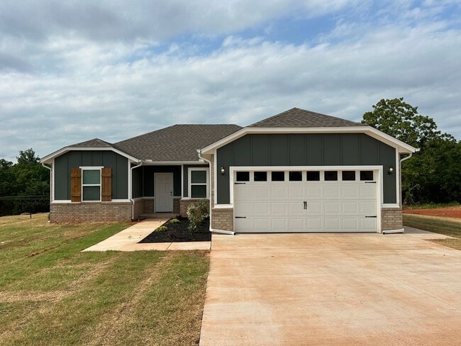 Welcome Home to 3 Bedroom, 2 Bathroom on 1.51 Acre Lot! - Welcome Home to 3 Bedroom, 2 Bathroom on 1.51 Acre Lot!