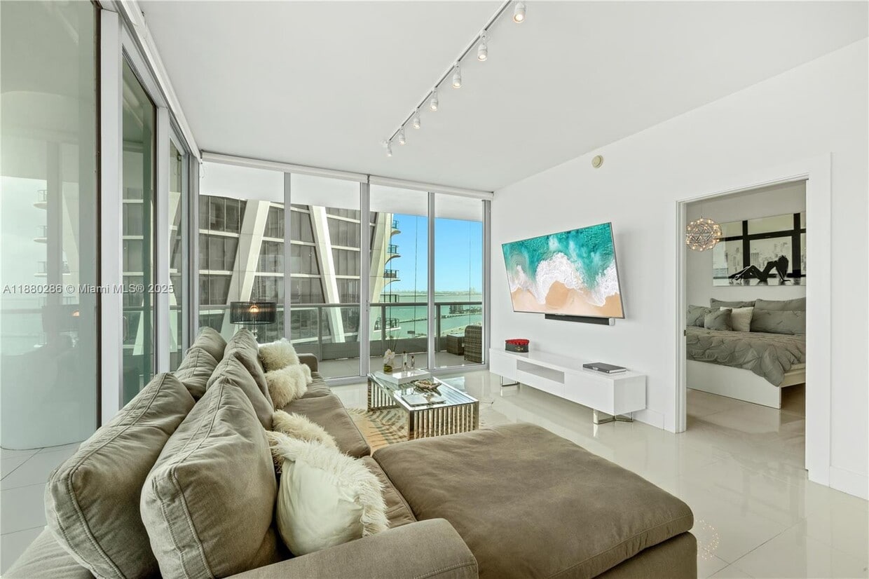 Primary Photo - 900 Biscayne Blvd