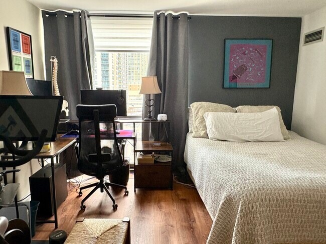 Foto del edificio - 70 W Huron St